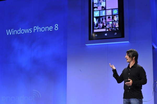 نائب رئيس مايكروسوفت جو بيلفيور أثناء إطلاق نظام التشغيل الجديد 
