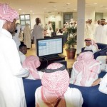 مستثمرون داخل صالة تداول في الرياض مستثمرون داخل صالة تداول في الرياض