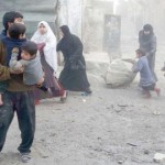 -سوريون يحاولون ايجاد مكان آمن إثر غارة لطائرات النظام على مدينة حلب أمس (أ.ف.ب)- -سوريون يحاولون ايجاد مكان آمن إثر غارة لطائرات النظام على مدينة حلب أمس (أ.ف.ب)-