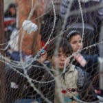 صبي فلسطيني ينتظر مع عائلته عند معبر رفح بين مصر وقطاع غزة- (رويترز) صبي فلسطيني ينتظر مع عائلته عند معبر رفح بين مصر وقطاع غزة- (رويترز)