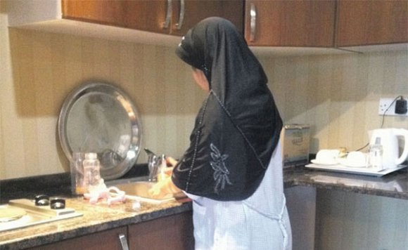 السعوديون ينتظرون انفراج أزمة الخادمات
