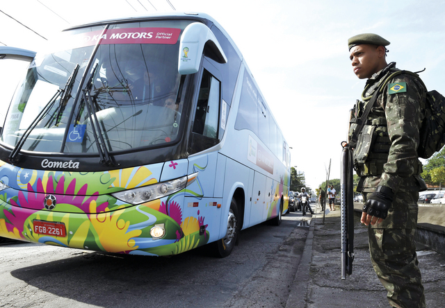 FBL-WC-2014-MEX-TRAINING-SECURITY