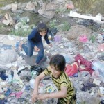 أطفال-في-المخيم-يستخدمون-النفايات-كألعاب-150x150