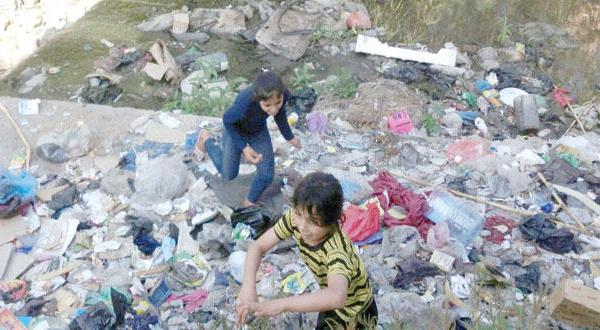 أطفال في المخيم يستخدمون النفايات كألعاب