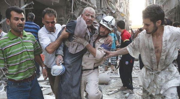 سوريون يجلون مصابا بعد قصف القوات النظامية السورية