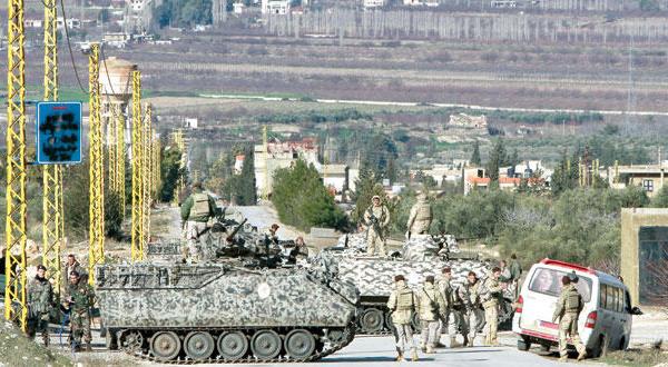 أفراد الجيش اللبناني يراقبون الأوضاع الأمنية