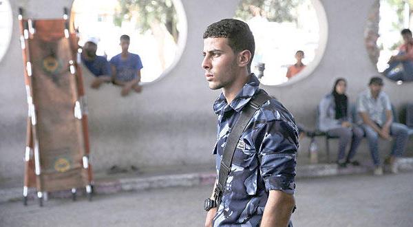 شرطي فلسطيني في مستشفى «الشفاء» في غزة أمس