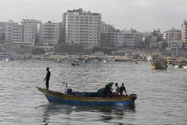 صيادون فلسطينيون يعودون إلى البحر خلال هدنة لمدة 72 ساعة في مدينة غزة يوم