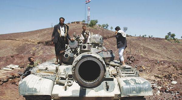 حوثيون يقفون على دبابة