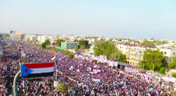 آلاف من أنصار الحراك الجنوبي يتظاهرون في عدن مطالبين بالانفصال (أ.ف.ب)