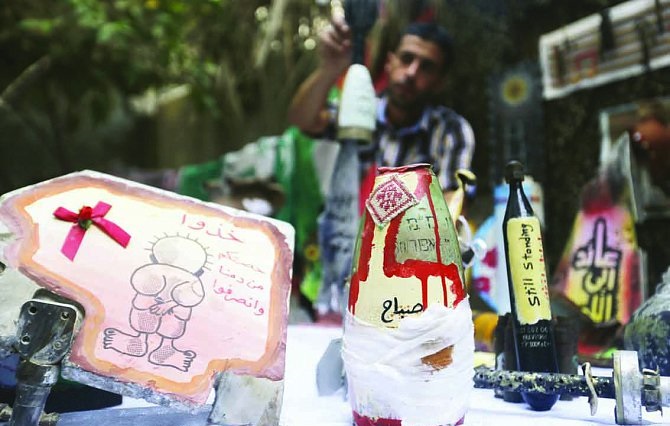 تحف فنية من شظايا القذائف والصواريخ تعرض في متاجر بمخيم البريج