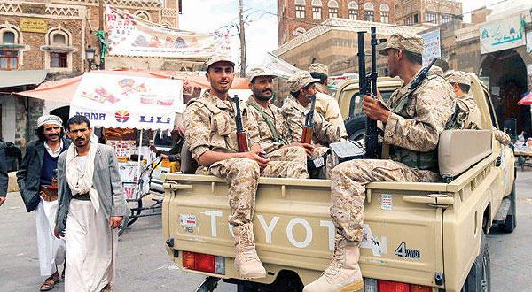 عناصر من جماعة الحوثيين بزي الجيش اليمني