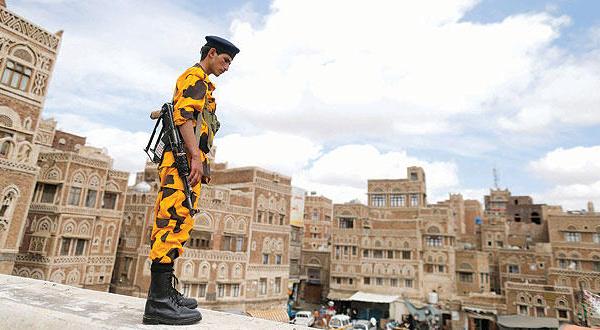 مسلح تابع لجماعة الحوثيين