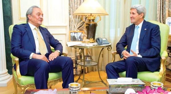 الأمير سعود الفيصل لدى اجتماعه مع جون كيري في باريس أمس