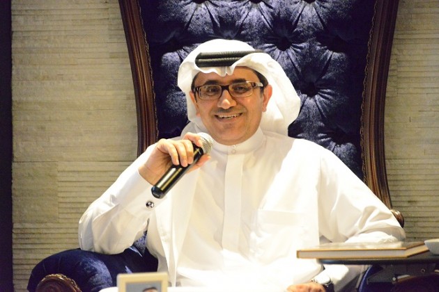 الإعلامي الدكتور سليمان الهتلان خلال الأمسية الثقافية وحفل توقيع كتاب تجارب ملهمة