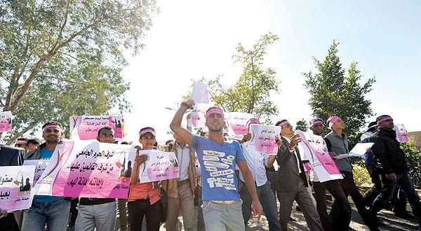 طلبة في جامعة صنعاء يتظاهرون احتجاجا على إغلاق الحوثيين للميناء على البحر الأحمر