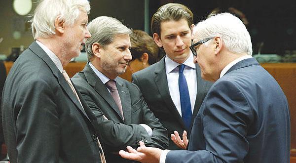 وزير خارجية ألمانيا (من اليمين) يليه وزير خارجية النمسا ومن اليسار وزير خارجية فنلندا مع مفوض الاتحاد لشؤون سياسات الجوار