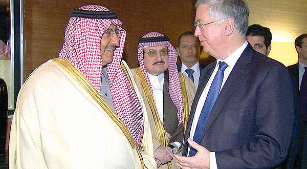 ولي ولي العهد السعودي مع وزير الدفاع البريطاني في لندن أمس (واس)