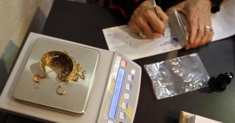 A merchant, who buys and sells gold, writes a cheque to a customer selling his gold jewels in Nice