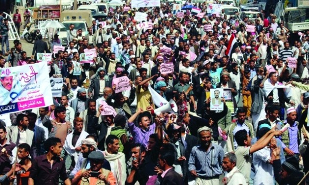 Anti-Houthi protesters march during a demonstration to show support to Yemen's President Abd-Rabbu Mansour Hadi in the central city of Ibb