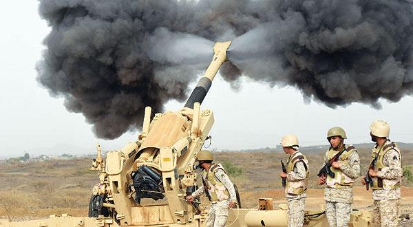 جنود سعوديون يطلقون نيران مدفعيتهم صوب أهداف حوثية