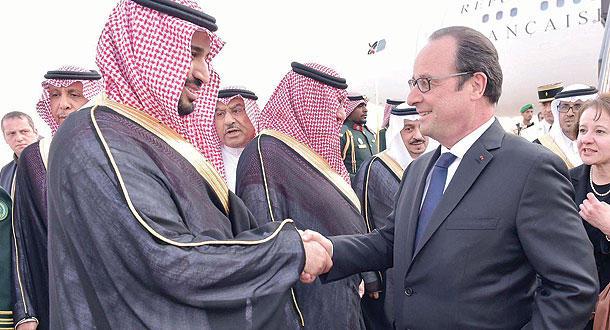 الأمير محمد بن سلمان لدى استقباله الرئيس الفرنسي فرنسوا هولاند اثناء زيارة سابقة للرياض