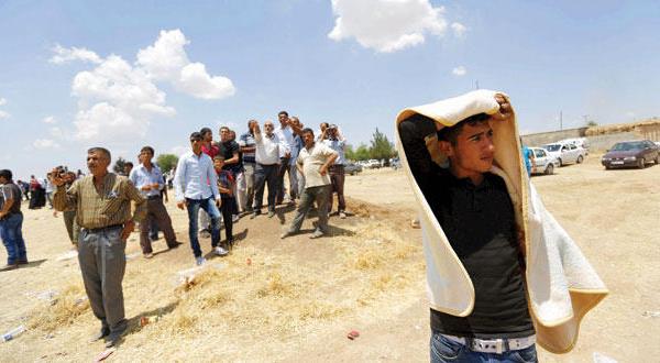 أكراد أتراك يراقبون عند نقطة مرشد بينار الحدودية تطورات الوضع في مدينة عين العرب