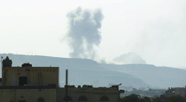 الدخان يتصاعد أمس من مبنى في العاصمة اليمنية