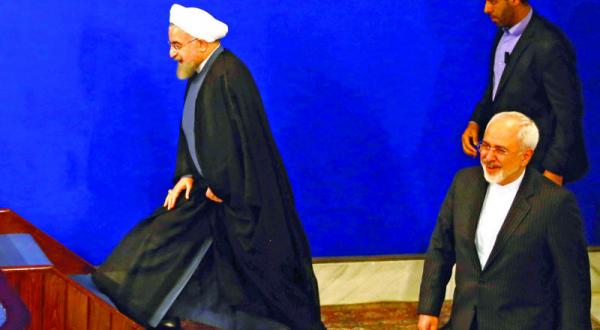 الرئيس روحاني ووزير خارجيته ظريف قبيل مؤتمر صحافي في طهران أمس