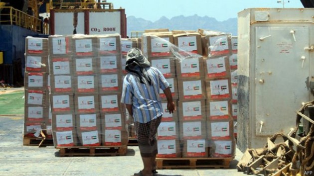 تفريغ شحنة مواد اغاثة في ميناء عدن